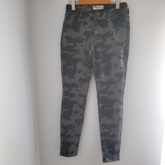 Old Navy Mid-Rise Camo Rockstar Skinny Jeans, 4 - Picture 8 of 9